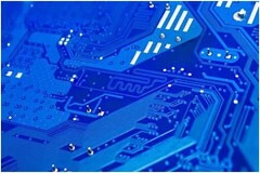 如何決定 PCB 中差分對的過孔阻抗？