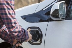 芯片短缺嚴重影響美國汽車市場，新車均價漲超 13% 導致上半年銷量暴跌