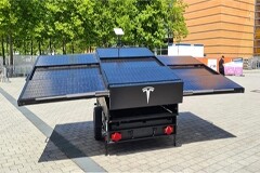 特斯拉展示太陽能電池板拖車，帶有星鏈天線
