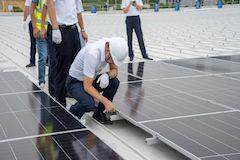 通威太陽能科技南通基地56.12MWp分布式屋頂光伏電站首批組件安裝