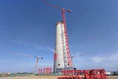 中國(guó)能建浙江火電施工總承包的新疆哈密光熱電站項(xiàng)目吸熱塔筒身結(jié)構(gòu)突破100米