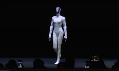 會走貓步！小鵬發布新一代人形機器人IRON：用上全固態電池