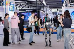 華強北點燃CEIC2025消費電子創新大會現場