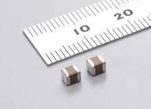 村田開(kāi)始量產(chǎn)市面首款1210英寸（3.2×2.5mm）尺寸、額定電壓1.25kV、具備C0G特性的15nF多層片式陶瓷電容器